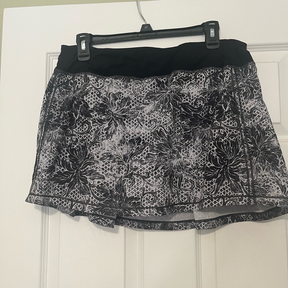 Lululemon Athletica Black and White Floral Mini Skirt . 10 Tall